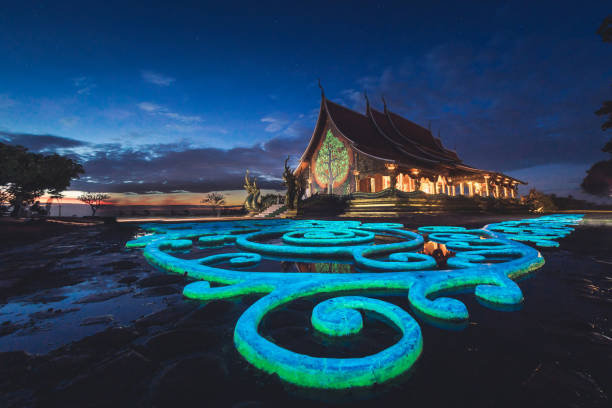 wat sirindhorn wararam at night ubon ratchathani at thailand - gold pagoda temple synagogue imagens e fotografias de stock