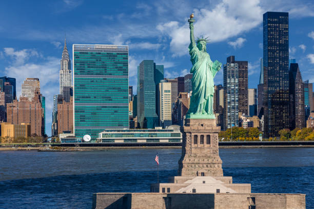 statue de la liberté et skyline de new york avec chrysler building et un building in the morning. - siège des nations unies photos et images de collection