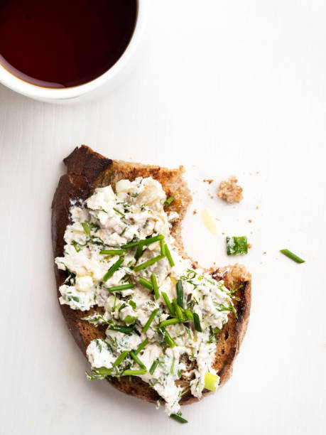 bruschetta e piccoli panini, pane con crema di formaggio e tè, tapas, toast bite con tè - cheese loaf foto e immagini stock