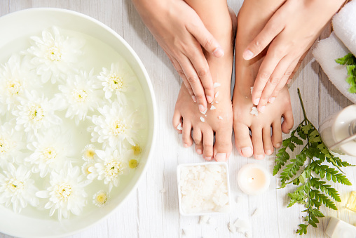 Spa masaje de belleza salud wellness.  Spa tratamiento de terapia tailandesa aromaterapia para pies y manos mujer photo