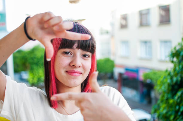 фоторамка руки с розовыми волосами девушка - finger in face стоковые фото и изображения