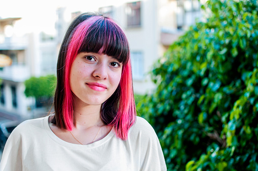 Adolescente con el pelo rosado photo