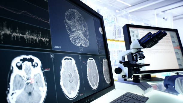 equipo de laboratorio futurista. investigación de escaneo de ondas cerebrales en pantallas de computadoras - microscope laboratory science research fotografías e imágenes de stock