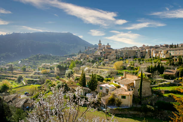 mallorca, blick auf valldemossa - town of blossom stock-fotos und bilder