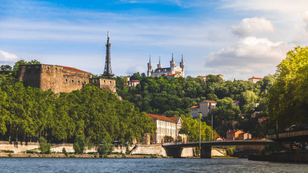 fourviere hügel mit basilika notre dame de fourviere und kommunikationsturm in lyon französische stadt vom fluss saone aus gesehen - basilika notre dame de fourvière stock-fotos und bilder