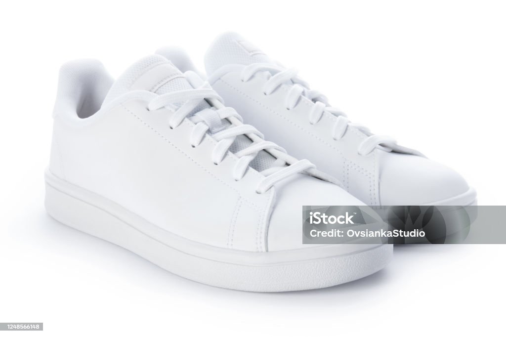 Un Par De Elegantes Aisladas Sobre Fondo Blanco Zapatos Casuales Blancos Foto de stock y más banco de imágenes de Zapatillas de deporte - iStock
