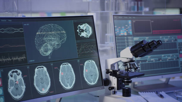 equipo de laboratorio futurista. investigación de escaneo de ondas cerebrales en pantallas de computadoras - microscope laboratory science research fotografías e imágenes de stock