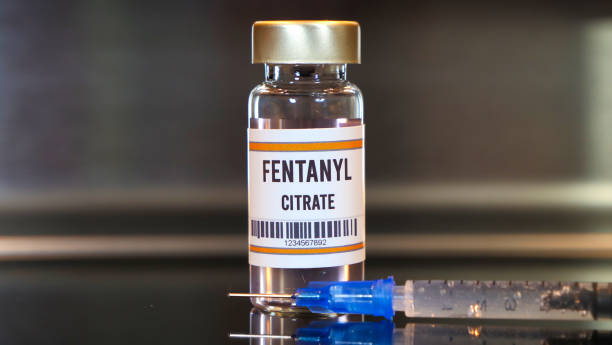 fármaco de fentanilo y jeringa sobre mesa negra con reflejos y fondo inoxidable. - fentanyl fotografías e imágenes de stock