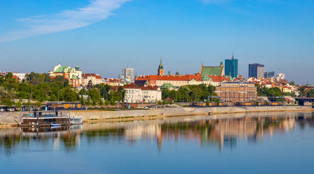 старый городской исторический квартал stare miasto на реке вислы в варшаве, польша - saint johns river стоковые фото и изображения