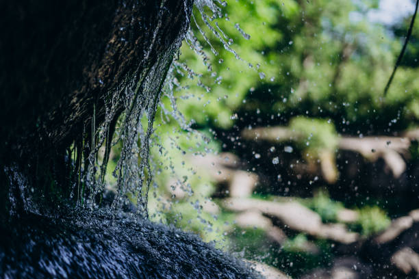 小さな自然の滝。国立公園の洞窟の滝。水と洞窟。 - natural phenomenon waterfall rock tranquil scene ストックフォトと画像