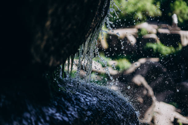小さな自然の滝。国立公園の洞窟の滝。水と洞窟。 - natural phenomenon waterfall rock tranquil scene ストックフォトと画像