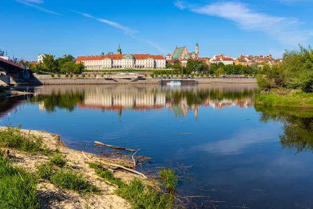 старый городской исторический квартал stare miasto на реке вислы в варшаве, польша - saint johns river стоковые фото и изображения