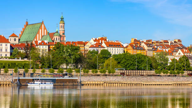старый городской исторический квартал stare miasto на реке вислы в варшаве, польша - saint johns river стоковые фото и изображения