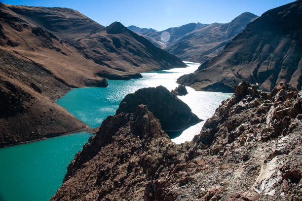 the waters of Yamdrok Lake are very clear due to the altitude of this region of Tibet