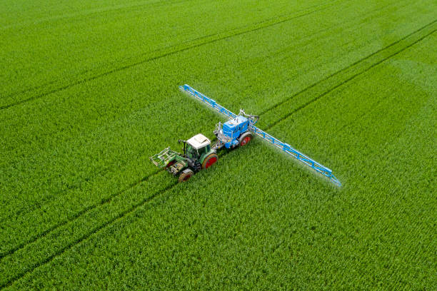 champ de pulvérisation de tracteur de blé, vue aérienne - crop sprayer insecticide spraying agriculture photos et images de collection