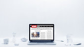 nachrichten-auf-einem-computerbildschirm-mockup-website-zeitung-und-portal-im-internet.jpg?b=1&s=170x170&k=20&c=MHNrvK6P9CAXKeocRf-m6DC-aHrnwbiYgkgv78o6HcY=