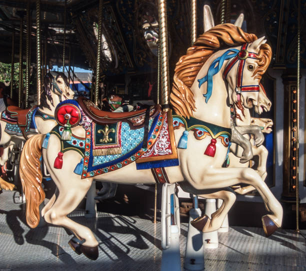 momentos divertidos en la ronda de merry go en la feria estatal - carousel horses fotografías e imágenes de stock