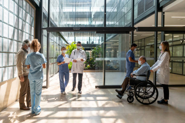 menschen, die ins krankenhaus ein- und aussteigen - medical building stock-fotos und bilder