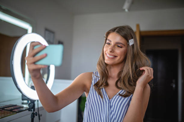 dziewczyna robi selfie dla swoich mediów społecznościowych - adolescence teenagers only teenager making a face zdjęcia i obrazy z banku zdjęć