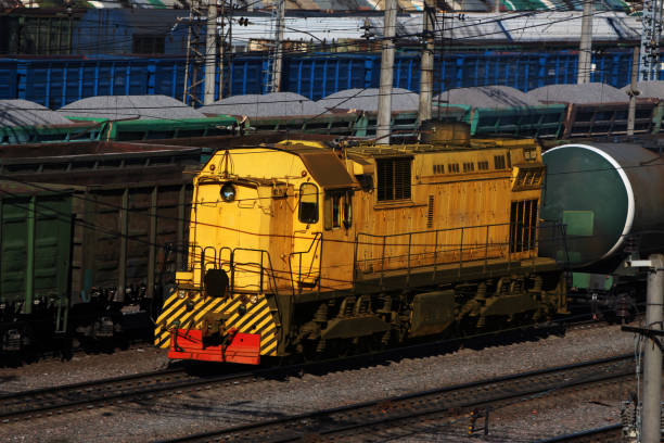 locomotora amarilla en una estación de carga - old station natural gas russia fotografías e imágenes de stock
