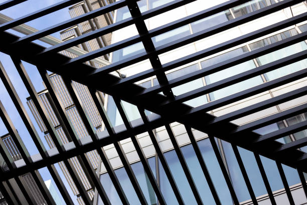 edifício de escritórios de vidro de close-up com reflexão, vista através de sombra de pedestres, espaço de cópia - reflection glass surrounding wall urban scene - fotografias e filmes do acervo