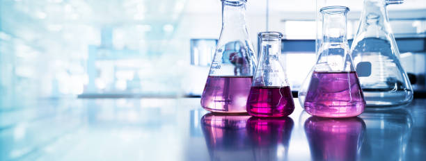 푸른 빛 연구 화학 과학 실험실에서 보라색 유리 플라스크 - flask science biotechnology biochemistry 뉴스 사진 이미지