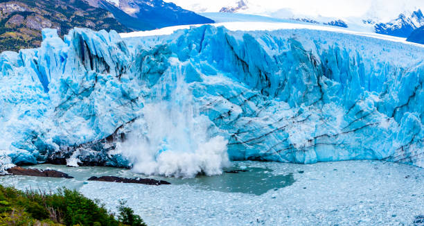 close up of ice collapsing from melting glacier ice - climate change south pole antarctica imagens e fotografias de stock