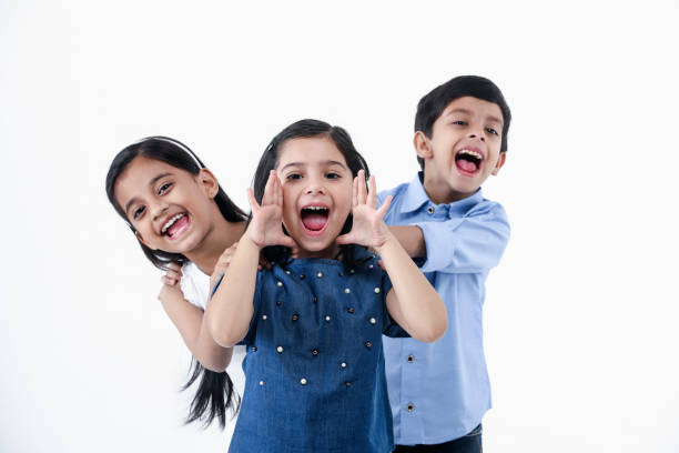 porträt von kindern, die zusammen hängen und spielen - indischer abstammung fotos stock-fotos und bilder