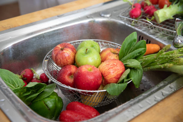 covid-19와 같은 모든 바이러스를 제거하기 위해 청소하는 과정에서 부엌의 과일과 채소 - washing fruit preparing food strawberry 뉴스 사진 이미지