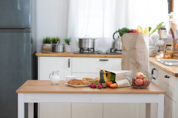 キッチンの木製のテーブルの上に健康的な食べ物でいっぱいの紙袋をコピースペースでクローズアップ - healthy eating full nature close up ストックフォトと画像