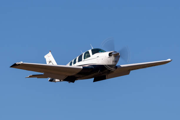beechcraft bonanza a36 decolla dall'aeroporto di tyabb. - airplane cockpit taking off pilot foto e immagini stock