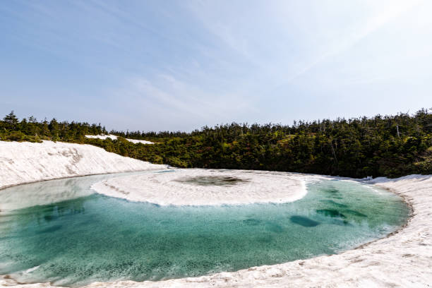 la scène mystérieuse de « hachimantai dragon eye » - parc national de towada hachimantai photos et images de collection