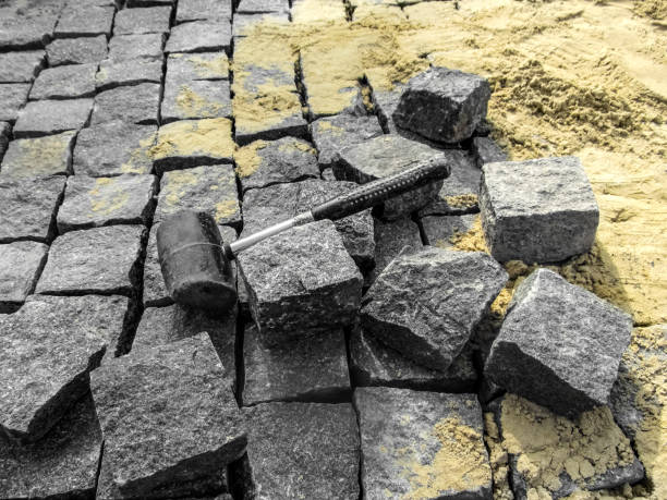 układanie granitu kostki brukowej - tło budynku z kopią przestrzeni - brick yellow road footpath zdjęcia i obrazy z banku zdjęć