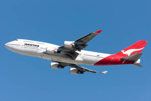 qantas airways boeing 747 startuje z międzynarodowego lotniska w los angeles. - boeing 747 airplane taking off commercial airplane zdjęcia i obrazy z banku zdjęć