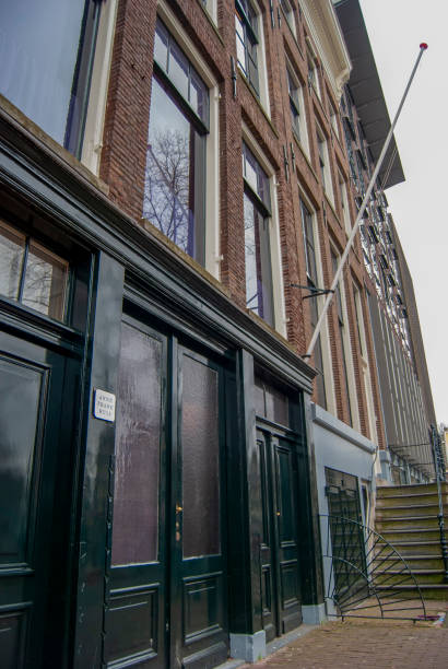 das anne frank haus und museum in amsterdam, holland - editorial outdoors vertical amsterdam stock-fotos und bilder