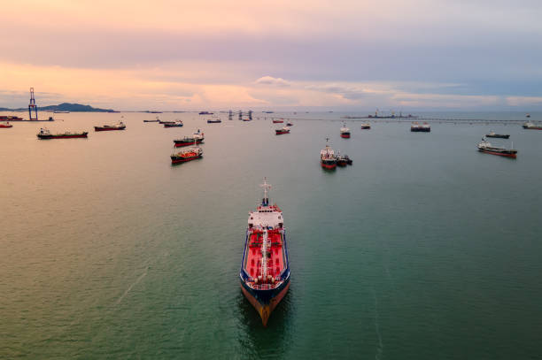 luftaufnahme des tankerschiffs transportöl. - öltanker stock-fotos und bilder