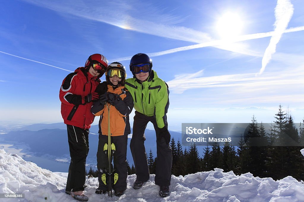 Enfants dans des vêtements de ski - Photo de Alpes européennes libre de droits