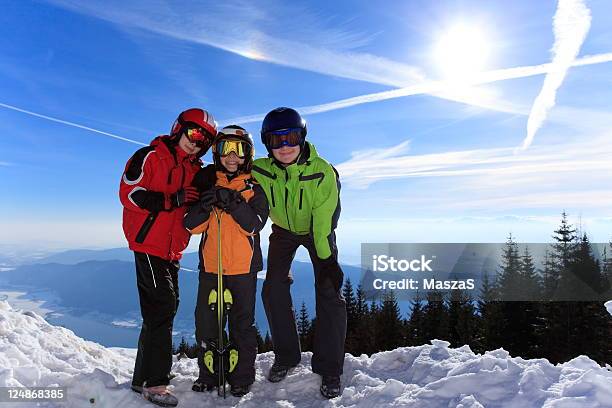 Photo libre de droit de Enfants Dans Des Vêtements De Ski banque d'images et plus d'images libres de droit de Alpes européennes - Alpes européennes, Amitié, Bleu