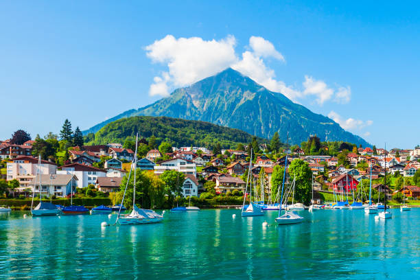 スイス シュピーズの街のパノラマビュー - landscape house water lake thun ストックフォトと画像