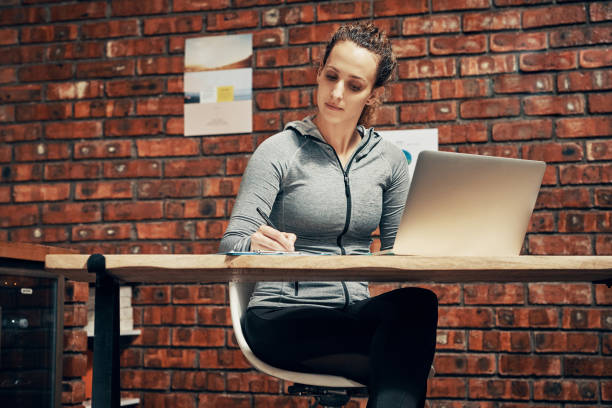 nadszedł czas, aby odnowić subskrypcje - receptionist desk computer laptop zdjęcia i obrazy z banku zdjęć