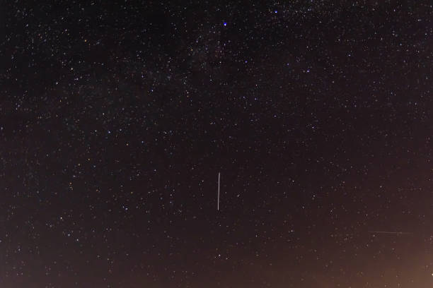 fondo del cielo nocturno con muchas estrellas. trayectoria satelital - 5908 fotografías e imágenes de stock