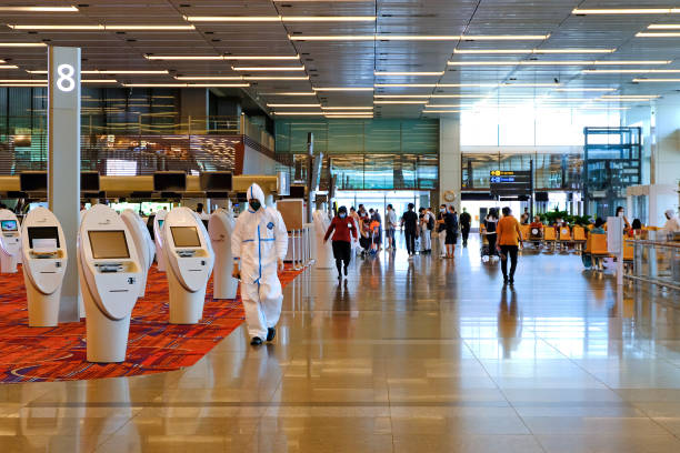 a quiet and uncrowded changi airport terminal 3; strict travel restrictions during covid-19. - china covid imagens e fotografias de stock