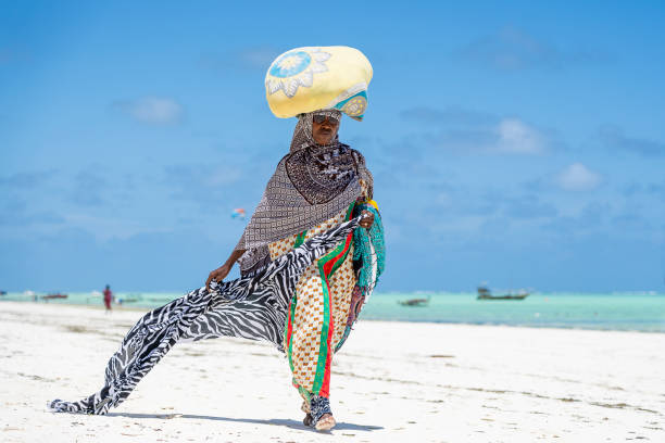 アフリカの女性は観光客のためのお土産や服を販売しています, タンザニア, アフリカ - human head black women dress ストックフォトと画像