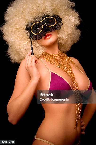 Curly Maschera - Fotografie stock e altre immagini di 70-79 anni - 70-79 anni, Dorato - Colore descrittivo, Bikini