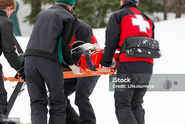 Soccorso Alpino Trasporto Di Feriti Sciatore - Fotografie stock e altre immagini di Paramedico - Paramedico, Assicurazione, Assistenza