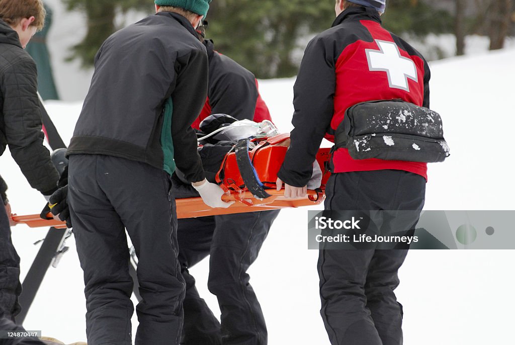 Лыжный патруль Transporting ранения лыжах - Стоковые фото Парамедик роялти-фри