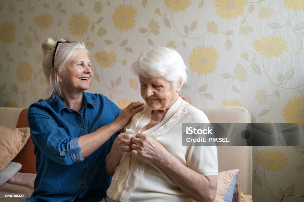 Frau hilft Seniorin in ihrem Schlafzimmer zu kleiden - Lizenzfrei Alter Erwachsener Stock-Foto