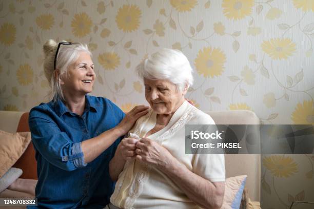 Frau Hilft Seniorin In Ihrem Schlafzimmer Zu Kleiden Stockfoto und mehr Bilder von Alter Erwachsener