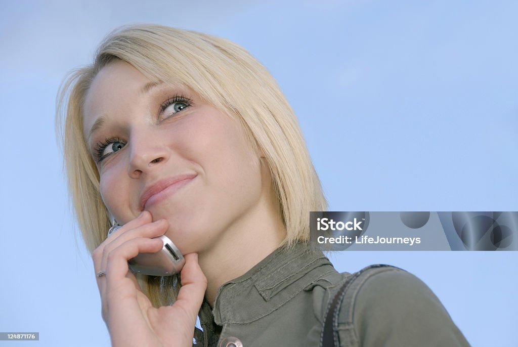 Блондинка Подросток, отвечая на ее телефон - Стоковые фото Использовать телефон роялти-фри