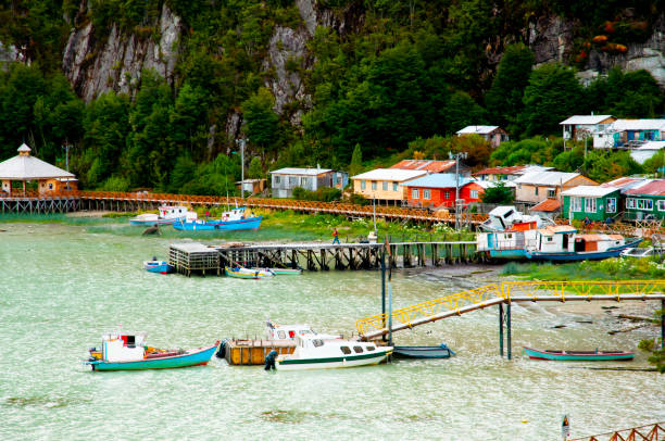 caleta tortel village - isolated remote plaid nobody photos et images de collection